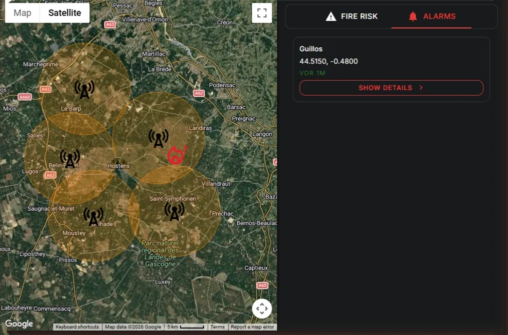 HUVI.FIREWATCH auf der Satellitenkarte: fünf Türme decken ein Waldgebiet ab, rechts ein aktiver Brandalarm