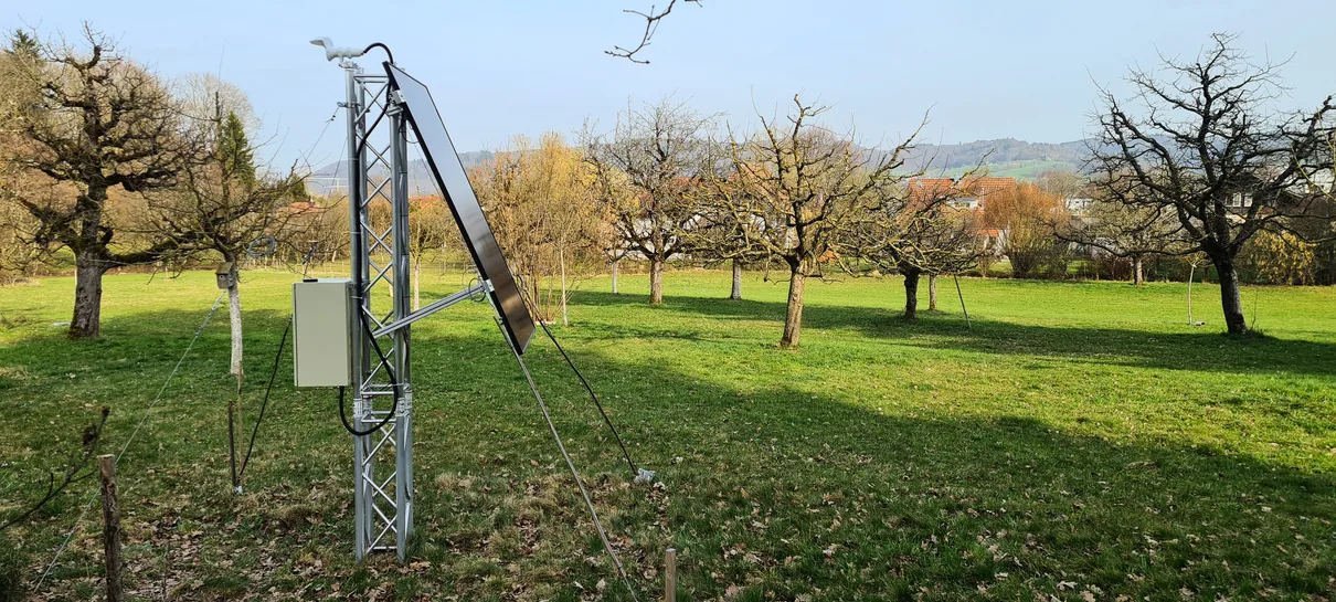 HUVI.GUARDIAN Prototyp auf einer Obstwiese