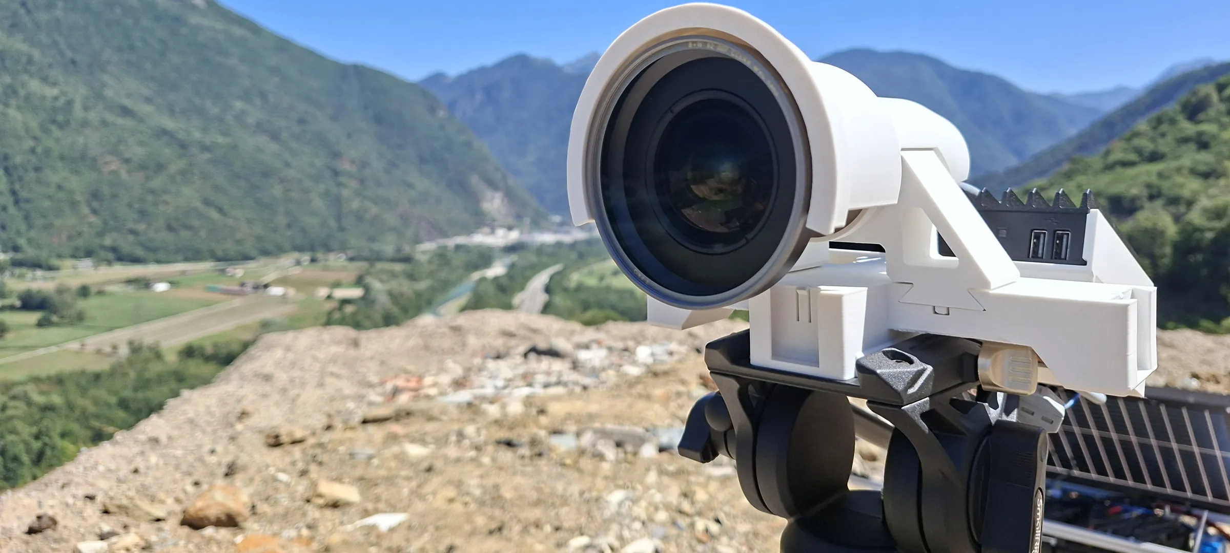 Kamera von HUVI.NOMAD über einem Tal im Tessin